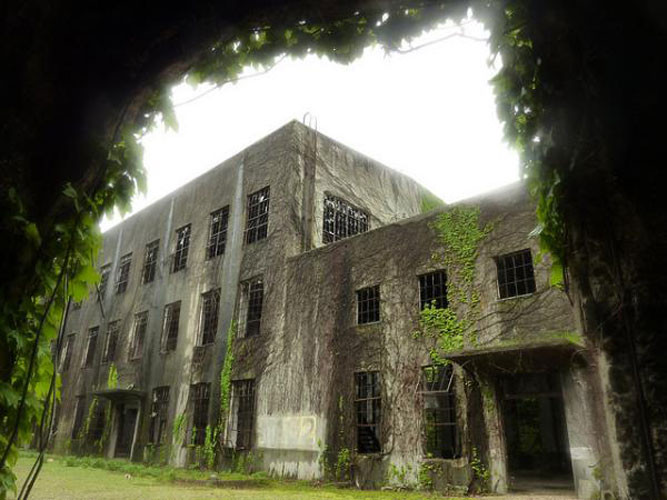 Năm 1925, chính phủ Nhật Bản chọn hòn đảo để xây một nhà máy sản xuất khí độc bí mật. Thời điểm đó, để giữ bí mật về nhà máy sản xuất vũ khí hóa học, chính phủ Nhật thậm chí loại hòn đảo Okunoshima ra khỏi bản đồ.