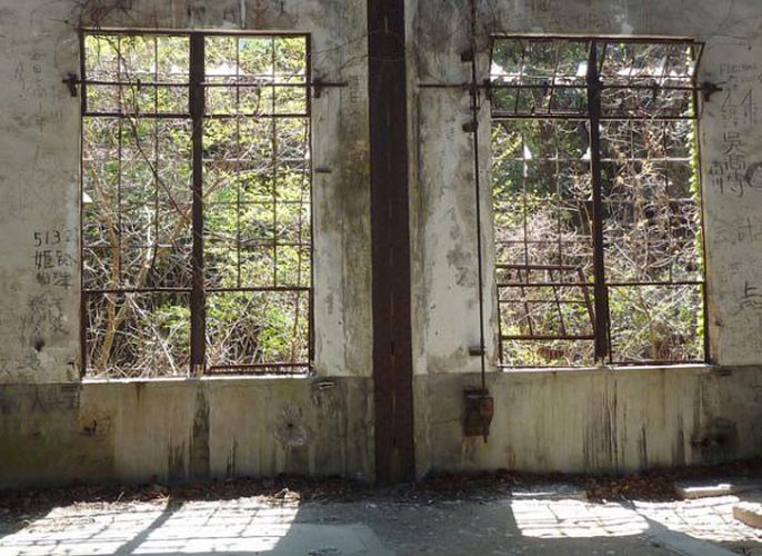 Công nhân nhà máy sản xuất vũ khí hóa học Okunoshima theo ước tính bao gồm 6.500 người phần lớn là người bản địa trong suốt thời gian nó hoạt động.