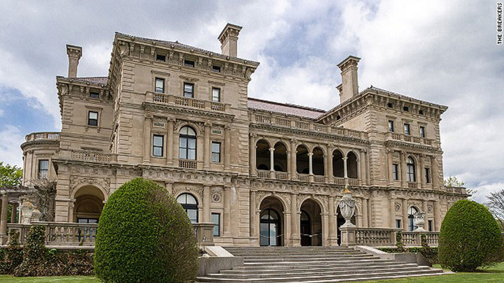 4. Lâu đài The Breakers ở Newport, đảo Rhode - Với diện tích 11.700 m2, lâu đài này có tới 70 phòng. Thế nhưng, chủ sở hữu của biệt thự thênh thang, lộng lẫy này ở thế kỷ 19, Cornelius Vanderbilt II từng ví von The Breakers chỉ là một “ngôi nhà tranh”.