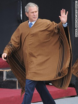 Cựu Tổng thống Mỹ George W. Bush xúng xính trong trang phục truyền thống của Peru khi tham dự APEC năm 2008 tại Lima.