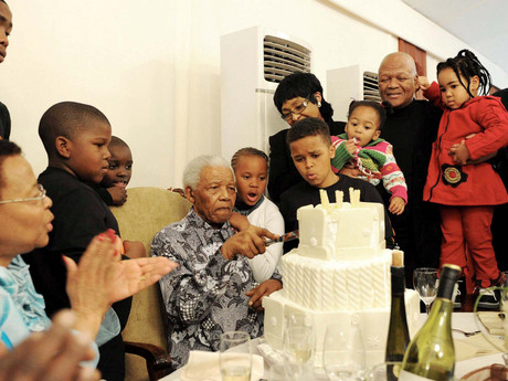 Cố Tổng thống Nam Phi Nelson Mandela thích đồ ngọt khiến nhiều người bất ngờ. Do đó, ông rất thích ăn các món tráng miệng như bánh pudding Malva, một món bánh nướng kèm kem, trứng, sữa hoặc món bánh xốp dâu. Trong ảnh Cố Tổng thống Nelson Mandela cắt bánh kem mừng sinh nhật lần thứ 92.