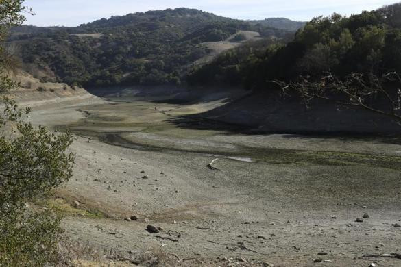 Thống đốc California Jerry Brown tuần trước đã tuyên bố tình trạng khẩn cấp do hạn hán kéo dài, nhằm tìm kiếm sự viện trợ liên bang. Trong ảnh là bãi đất khô cằn ở San Jose này trước vốn là một hồ nước rộng mênh mông.