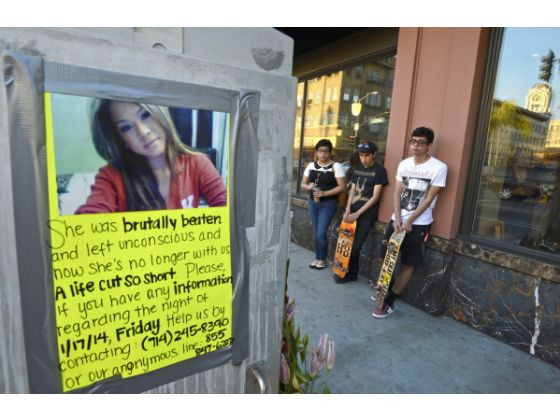 3 thanh niên Marisol Meza, Ruben Mata và Tony Galvan (từ trái sang phải) đứng lặng tại nơi tưởng niệm Kim Pham bày tỏ sự thương tiếc đối với cô gái gốc Việt. Họ không quen biết nạn nhân nhưng biết đến vụ hành hung qua facebook.