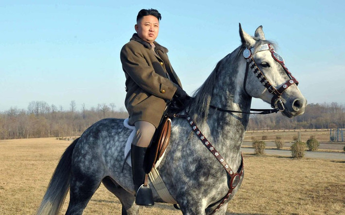 Ông Kim Jong-un cưỡi ngựa khi thị sát bãi tập của một trung đội kỵ binh thuộc Đơn vị 534 tại một địa điểm bí mật.