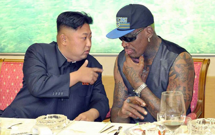 Nhà lãnh đạo Triều Tiên trò chuyện vui vẻ, thân mật với cựu ngôi sao bóng rổ Mỹ Dennis Rodman ở Bình Nhưỡng ngày 7/9/2013 khi Rodman sang thăm Bình Nhưỡng. Ông Kim Jong-un có một tình bạn khăng khít với cựu sao NBA Mỹ Rodman.