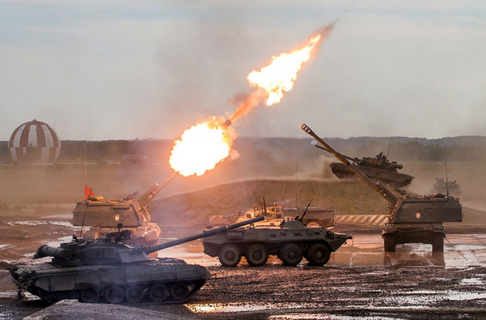 Màn khiêu vũ với những phát pháo ùng oàng của xe tăng T-80, T-90, pháo tự hành MSTA-S, xe chiến đấu bộ binh BMP-3 và thiết giáp chở quân BTR-80.