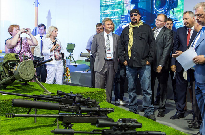 Đích thân Phó Thủ tướng Nga Dmitry Rogozin đã đón tiếp và đưa Steven Seagal thăm quan các dàn vũ khí trưng bày ở trong nhà, bên ngoài sân bay Zhukovsky.
