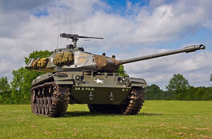 Xe tăng hạng nhẹ M41 Walker Bulldog do hãng Cadillac phát triển từ cuối những năm 1950 để thay thế cho loại xe M24. Hiện nay, M41 vẫn được một số quốc gia ở châu Á sử dụng, như Đài Loan, Thái Lan. M41 nặng 23,5 tấn, kíp xe 4 người, bọc giáp dày 38mm, hỏa lực có một pháo 76mm M32 và một đại liên 12,7mm cùng đại liên 7,62mm.