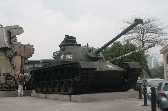 Xe tăng chiến đấu chủ lực M48 ra đời cùng thời với xe tăng T-54/55 Liên Xô. Trong chiến tranh Việt Nam, Quân đội Mỹ đã triển khai và sử dụng số lượng lớn M48, cũng như trang bị nó cho chính quyền VNCH. M48 nặng 49,6 tấn, kíp xe 4 người, bọc giáp dày 120mm (vị trí dày nhất), trang bị pháo 90mm và đại liên 12,7mm M2, 7,62mm M73.