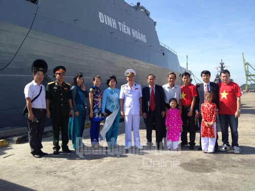 Đại sứ Việt Nam tại Brunei Nguyễn Trường Giang cùng cán bộ, nhân viên và lưu học sinh Việt Nam tại Brunei chụp ảnh lưu niệm khi tàu cập cảng Muara sáng 19/11.