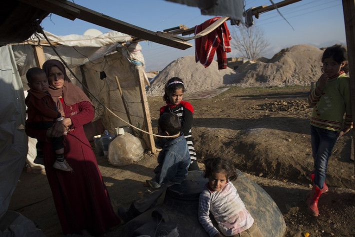 Nhiếp ảnh gia Lynsey Addario qua tác phẩm chụp 6 mẹ con Om Mustafa, dân tị nạn đến từ Homs, Syria tại Bekaa Valley, Lebanon chia sẻ: “Tôi chụp ảnh về người tị nạn trên toàn thế giới trong suốt 13 năm qua. Song, chụp về người tị nạn Syria có lẽ là khó khăn nhất. Rất nhiều người trong số họ thuộc tầng lớp trung lưu với lòng kiêu hãnh cao, không muốn phơi bày tình cảnh khốn khổ của mình. Họ cũng không muốn nói về mình vì sợ bị trả thù...”