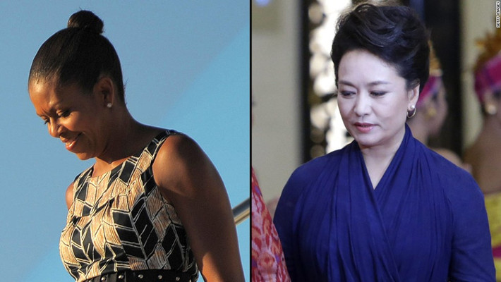 Đệ nhất phu nhân Mỹ Michelle Obama (trái) đến thủ đô Bắc Kinh của Trung Quốc ngày 20/3, bắt đầu chuyến thăm Trung Quốc trong 6 ngày. Tiếp đón bà Michelle trong suốt cuộc hành trình là bà Bành Lệ Viện (phải), phu nhân Chủ tịch Tập Cận Bình.