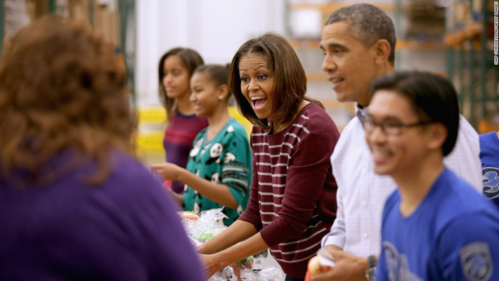 Bà Michelle Obama tham dự một sự kiện cộng đồng cùng với Tổng thống Obama và 2 cô con gái, Sasha và Malia.