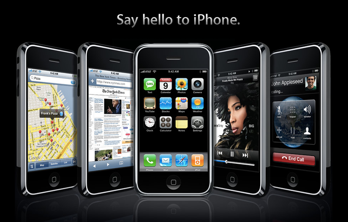Tính đến tháng 9/2013, Apple đã bán ra khoảng 387.446.000 máy điện thoại iPhone. Nếu nối dây cổng USB được bán kèm theo những chiếc iPhone này, độ dài của nó tương đương khoảng cách từ Trái đất tới Mặt trăng.