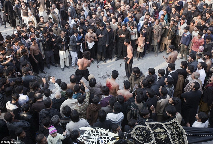 Nghi lễ tự phạt mình này diễn ra trước thềm Ngày Ashura - ngày thứ 9 của lễ Muharram ở Peshawar, Pakistan. Đây là một trong những ngày lễ quan trọng nhất theo lịch của người Hồi giáo. Ảnh: Getty Images.