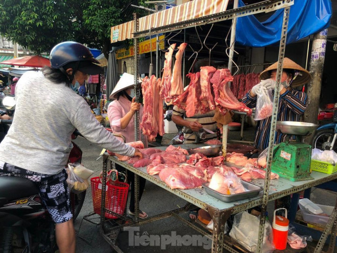 Người mua cũng vô tư kéo khẩu trang xuống cằm khi đến nơi đông người.