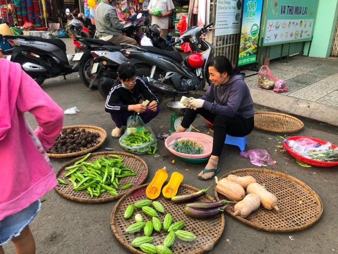 Tại nhiều khu vực xung quanh chợ Phú Lâm, Hồ Trọng Quý (Q.6), Bà Chiểu (Q.Bình Thạnh), khu vực chợ bên hông Bến xe Chợ Lớn (Q.5)…; bệnh viện Từ Dũ (Q.1), bệnh viện Bình Dân (Q.3)… không ít người kinh doanh thực phẩm, hàng ăn uống vẫn vô tư “nói không” với khẩu trang.