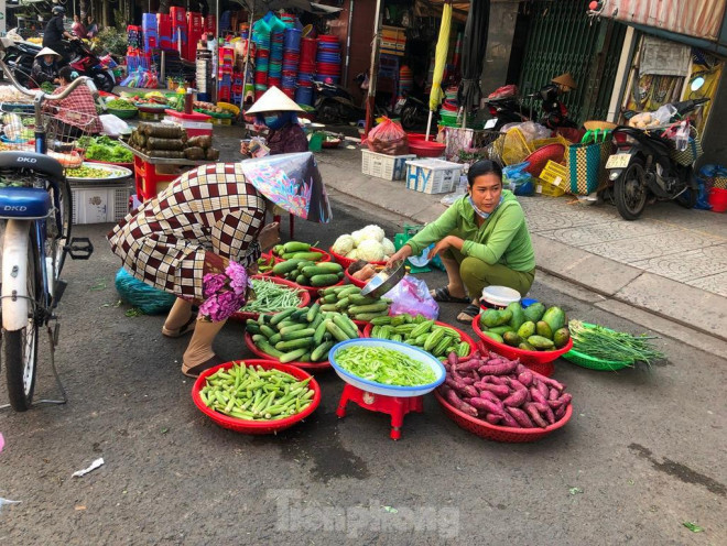 Chị Thu Trang (ngụ Q.Tân Bình, TPHCM) bộc bạch: "Từ lúc có dịch COVID-19 tôi hạn chế đến chợ hẳn. Nguyên nhân là ở chợ, đa số tiểu thương đều không chấp hành các biện pháp phòng dịch. Mình không biết ai có nguy cơ để phòng tránh".