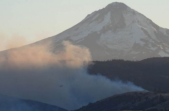 Khói bốc lên từ những khu rừng bị cháy ở Oregon.
