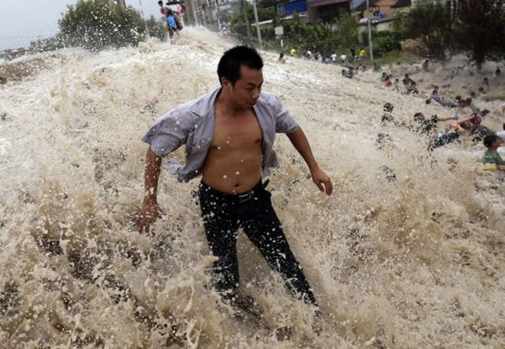 Nhiều người Trung Quốc bị triều cường, sóng lớn sông Tiền Đường cuốn trôi, nhấn chìm.
