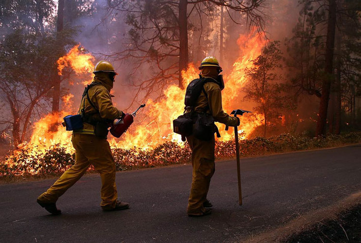 Nhân viên cứu hỏa ở quận Ebbetts Pass đối phó với vụ cháy rừng ở Groveland California ngày 21/8.