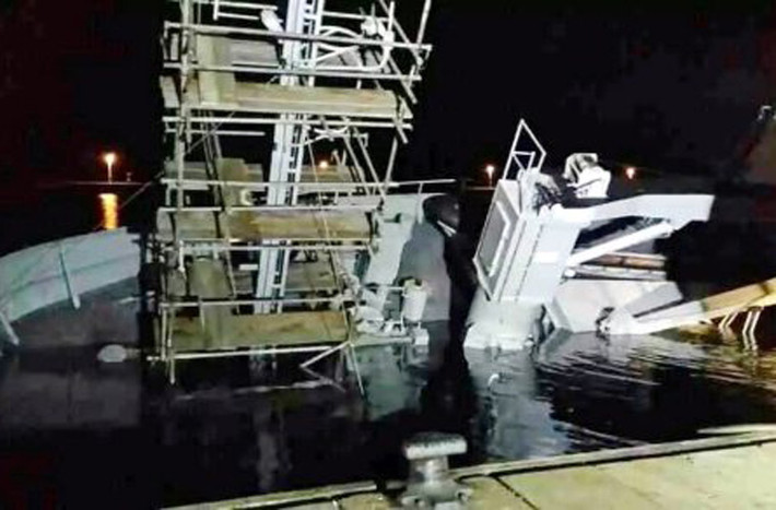 Hình ảnh này cho thấy một số bộ phận trên tàu đã được đặt giàn giáo để sửa chữa. Theo báo chí Malaysia thì Hải quân Hoàng gia Malaysia cùng nhà máy BNS đang nỗ lực để trục vớt tàu, đồng thời nghiên cứu tìm hiểu nguyên nhân.