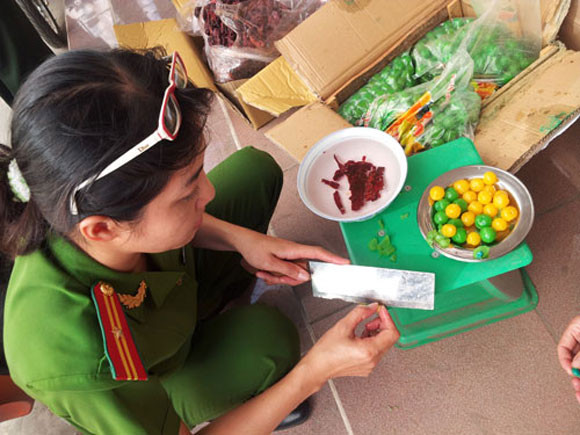 Khi mở niêm phong, trưởng đoàn kiểm tra là Thiếu tá Mai Phương Trang đã lấy thử những trái mứt táo cắt nhỏ và đập vỡ hột thì phát hiện hột táo có khả năng được làm bằng nhựa. Còn những miếng mủ gòn khi ngâm vào nước thì ra màu đỏ nhạt, nhưng không nở mà vẫn cứng như vỏ cây.