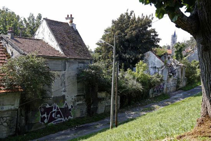 Nhà cửa bị bỏ hoang ở thị trấn ma Goussainville-Vieux Pays chỉ cách Paris 12 km.