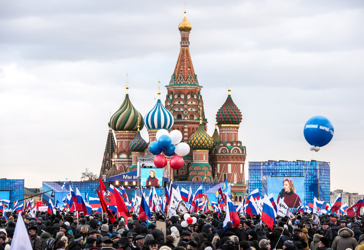 Cùng ngày, Tổng thống Nga Vladimir Putin tuyên bố “trong trái tim và tâm hồn mỗi người Nga, Crimea luôn là một phần không thể tách rời của Nga”.