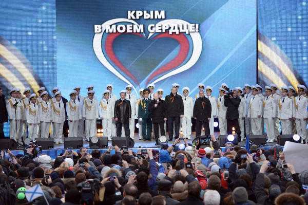 Tổng thống Putin xuất hiện tại Quảng trường Đỏ và có bài diễn văn lịch sử xúc động về sự kiện sát nhập Crimea vào lãnh thổ Nga trước hàng nghìn người ủng hộ.