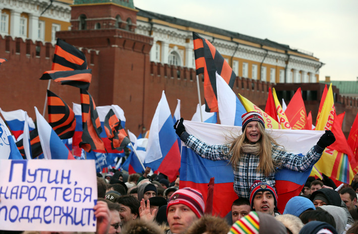 Mỗi lời phát biểu của Tổng thống Putin đều nhận được sự ủng hộ nhiệt liệt của cả một biển người với cờ, hoa, khẩu hiệu.