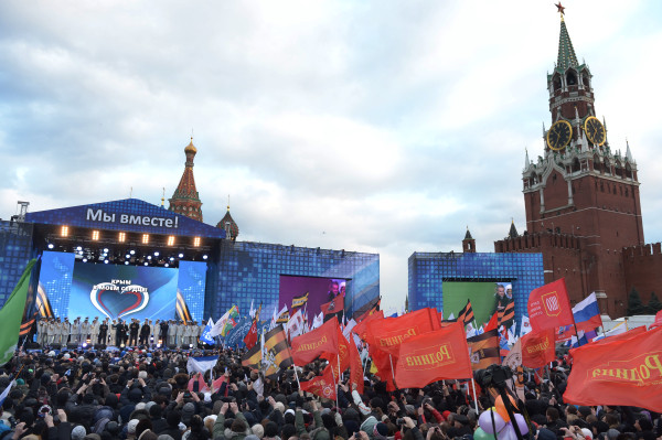 Trong bài phát biểu, Tổng thống Putin nhấn mạnh: “Hôm nay là một ngày hội lớn và đầy ý nghĩa. Sau một chặng đường dài đầy chông gai và thách thức, Crimea và Sevastopol giờ đây đã cập bến bờ thân thương, về với nước Nga. Người Nga chân thành chào đón Crimea, ủng hộ họ bằng cả trái tim và tâm hồn”.