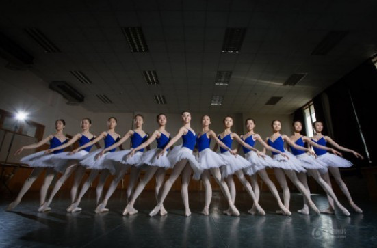 Top 2: Học viện Múa Bắc Kinh Đây là cơ sở đào tạo múa duy nhất ở Trung Quốc. Các nữ sinh Học viện Múa từ lâu nức tiếng sở hữu vẻ đẹp mảnh mai, trong sáng, quyến rũ và đài các.