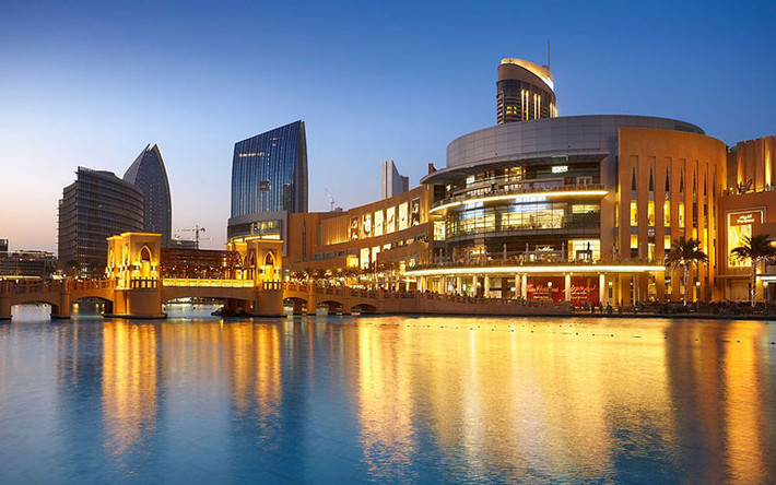 Dubai Mall – trung tâm mua sắm và vui chơi giả trí lớn và đông nhất thế giới với số lượt khách tới thăm nhiều hơn số người tới New York năm ngoái. Dubai Mall đang tiếp tục được mở rộng thêm.