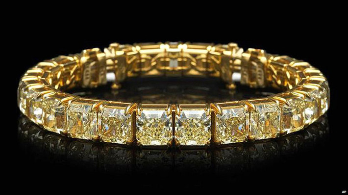 Tổng giá trị của toàn bộ số nữ trang bị đánh cắp được ước tính vào khoảng 100 triệu euro.