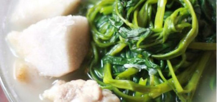 Canh khoai sọ nấu sườn non. Để chế biến thành công món này, chị em cần chuẩn bị sẵn sườn, khoai, rau muống và một vài cọng rau rút. Sau khi ninh nhừ xương và khoai, các bà nội trợ chỉ cần cho thêm rau muống, rau rút là có thể hoàn thiện. Món ăn có vị khoai ngọt bùi, sườn đậm đà song vẫn không kém phần thanh mát nhờ rau muống, rau rút đã thấm hết vị nhờn của sườn tiết ra.