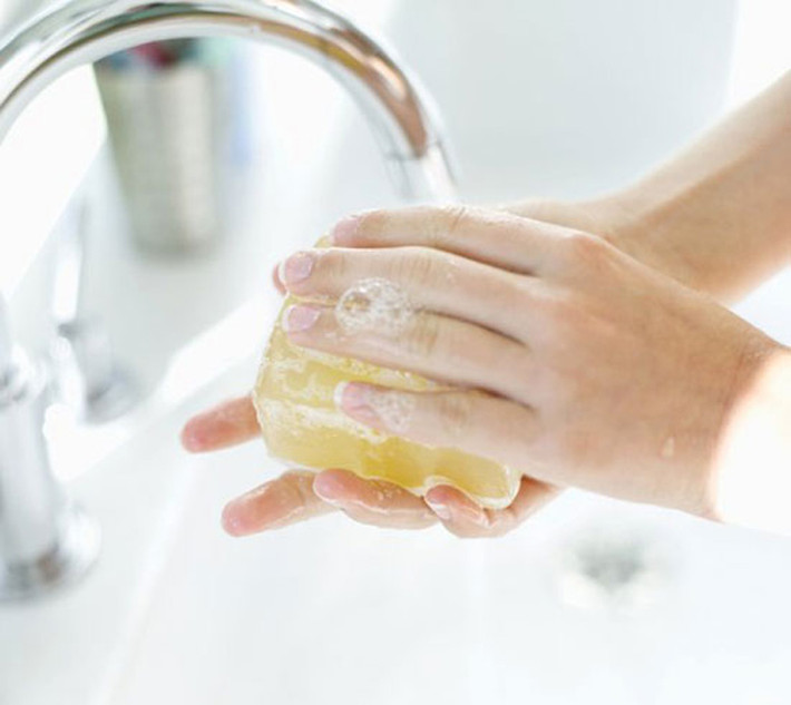 Rửa tay thường xuyên. Giống như các bệnh truyền nhiễm khác, rửa tay thường xuyên là cách hữu hiệu để ngăn ngừa sự lây lan. Nếu không sẵn xà phòng và nước, bạn có thể sử dụng cồn để sát khuẩn.