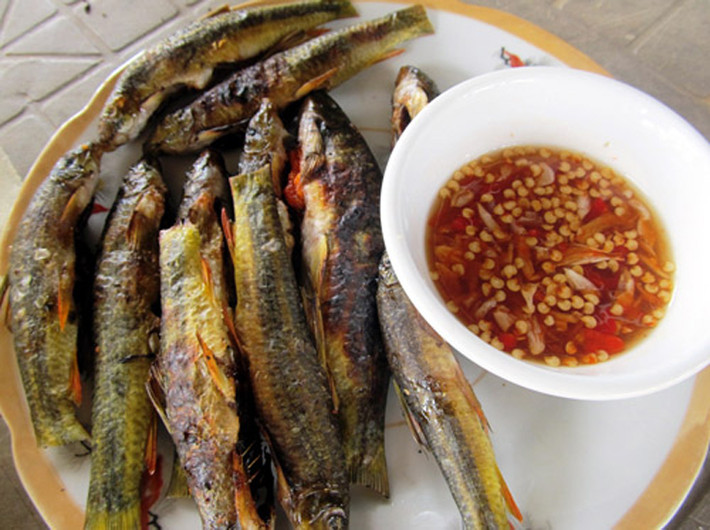 Món ăn khi chín vàng rộm, thơm lừng, mang đầy đủ vị ngọt béo của cá, cay của ớt, thơm của sả, riềng, cả các loại rau thơm hòa quyện một cách hoàn hảo.