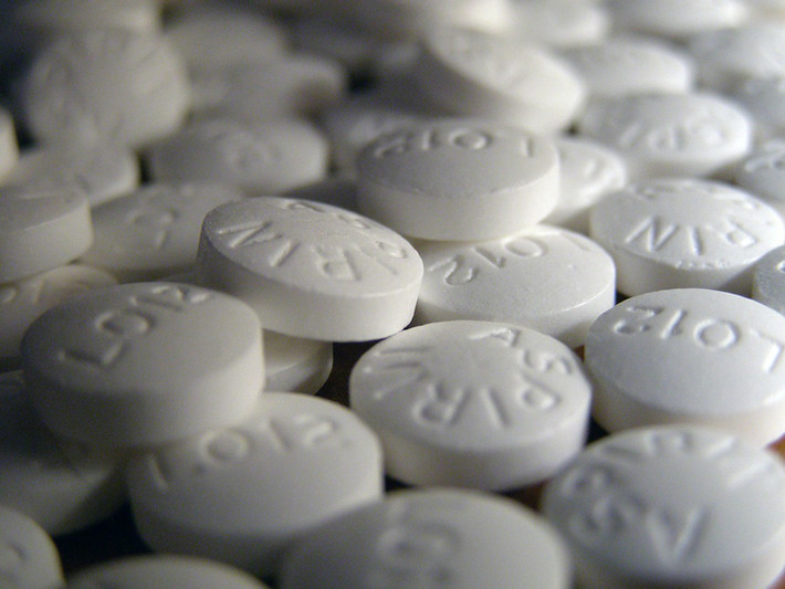 Cân nhắc sử dụng aspirin. Nam giới tuổi từ 45- 85 và nữ giới tuổi từ 55 – 85 sử dụng aspirin liều thấp hàng ngày có khả năng giảm nguy cơ đau tim. Đặc biệt, một số nghiên cứu chỉ ra việc sử dụng aspirin có tác dụng trong việc giảm nguy cơ ung thư ruột. Dù vậy, bạn cần xin ý kiến của bác sĩ trước khi quyết định sử dụng.