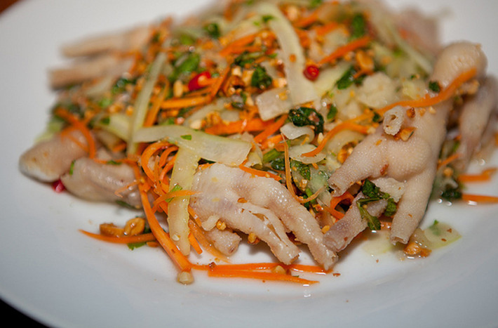 Gỏi chân gà rút xương.