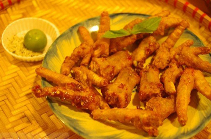 Chân gà chiên giòn. Giống như nhiều món, chân gà chiên 2 lửa mới giòn ngon đúng chất. Khi thưởng thức, chiếc chân vàng ruộm dễ dàng “lấy lòng” thực khách nhờ vị giòn tan cùng lớp gân sần sật vô cùng “đã” miệng. Để làm món ăn ngon còn cần đến nước chấm pha đạt chuẩn. Nước chấm chân gà chiên chua, ngọt nhẹ giúp ăn nhiều mà không ngán.