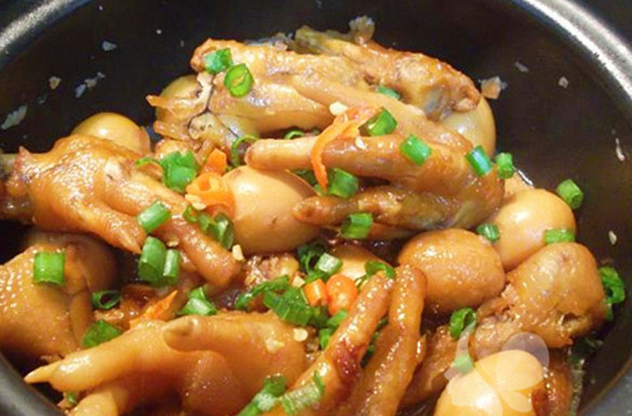 Chân gà kho trứng cút.