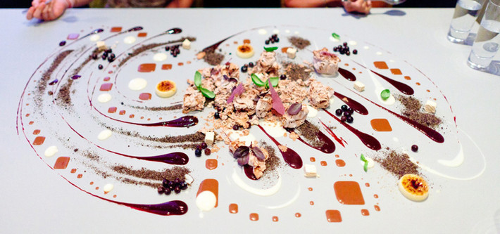 Alinea (Chicago, Mỹ). Điểm nổi bật về phong cách phục vụ tại nhà hàng Alinea là luôn tạo được không gian riêng tư cho khách hàng. Thực khách cũng khá hài lòng với việc tận dụng hiệu ứng ánh sáng phù hợp với tâm trạng và đồ ăn thức uống phục vụ trên bàn tiệc. Một điểm nhấn khác là các món ăn ở đây hầu hết được phục vụ tại bàn để giữ được hương vị và sự nóng hổi hấp dẫn.