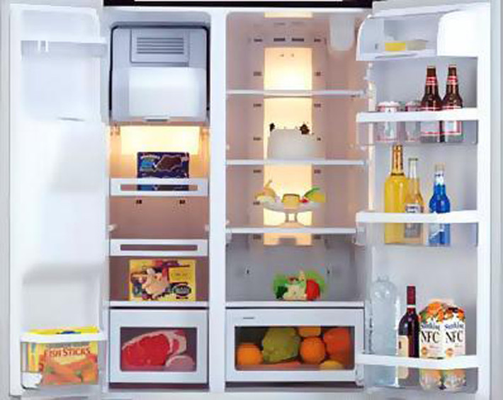 Khử mùi tủ lạnh. Việc lưu trữ thức ăn trong tủ lạnh thời gian dài có thể khiến tủ phát ra mùi khó chịu. Không cần mất công mua baking soda, bạn chỉ việc tận dụng bã cà phê đặt vào tủ lạnh, chúng sẽ hấp thụ hết các mùi khó chịu.