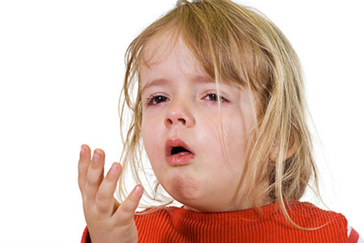 Ho, khó thở. Khi không có đủ oxy tuần hoàn trong máu, bệnh nhân sẽ thấy hụt hơi giống như khi ở trên cao. Nhiều trường hợp không thể thở kịp trong khi số khác cho biết dù thở sâu thế nào họ vẫn cảm thấy không đủ.