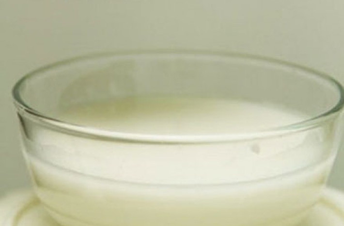 Hạn chế độc tố ở rau xanh. Để hạn chế ngộ độc thuốc trừ sâu ở rau, bạn hãy ngâm rau vào nước vo gạo khoảng nửa giờ, sau đó rửa rau lại vài lần bằng nước sạch.