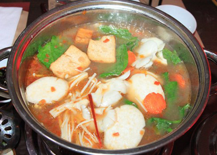 Khi thưởng thức món ăn, các thành viên trong gia đình chỉ cần dùng nấm, các loại rau đi kèm để nhúng cho chín tới là có thể tận hưởng cảm giác lạ miệng, nóng hổi.