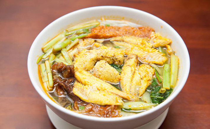 Bún cá rô đồng. Cá rô được luộc chín, bóc thịt ra riêng. Sau đó xào cùng chút hành tím, nước mỡ cho thơm. Khi xào xong, bún được đưa ra tô, sắp lên ít thịt cá đã xào thơm, thêm hành tiêu, chan vào nước dùng nóng tuyệt ngon.