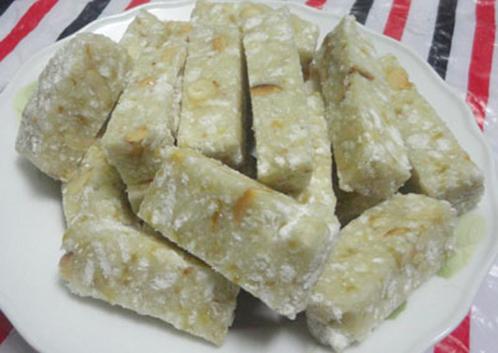 Bánh “lòng”. Bánh “lòng” khác biệt với những loại bánh làm từ gạo khác như bánh cáy, chè lam,... bởi vị ngọt dẻo bùi thơm, cay nhẹ của gừng, bỏng gạo nếp cái hoa vàng, lạc rang và đường quyện lại. Bánh là niềm tự hào của người dân An Phụ, An Sinh (Kinh Môn). Để làm ra những khuôn bánh thơm ngon, người làm bánh phải mất nhiều thời gian, công sức và khó có thể thành công nếu chỉ một hai người tham gia. Đáng tiếc, chính bởi sự cầu kỳ, công phu này mà bánh “lòng” ngày càng vắng bóng.