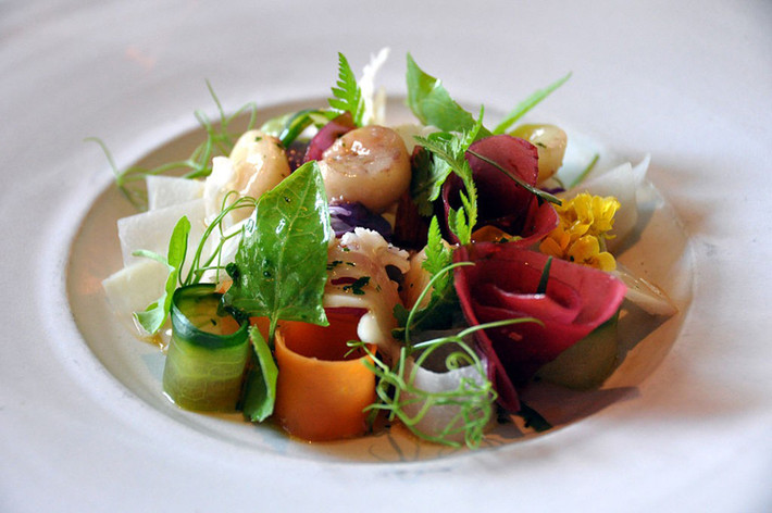 Noma (Copenhagen, Đan Mạch). Noma được điều hành bởi đầu bếp chuyên nghiệp René Redzepi. Ông có tài sáng tạo các món ăn truyền thống song vẫn phảng phất sự mới lạ, độc đáo không “đụng hàng” với bất kỳ nhà hàng nào khác trên thế giới. Ngay cả khi biến tấu thành một số món ăn khá kỳ quái song hương vị của chúng ít khi làm khách hàng thất vọng.